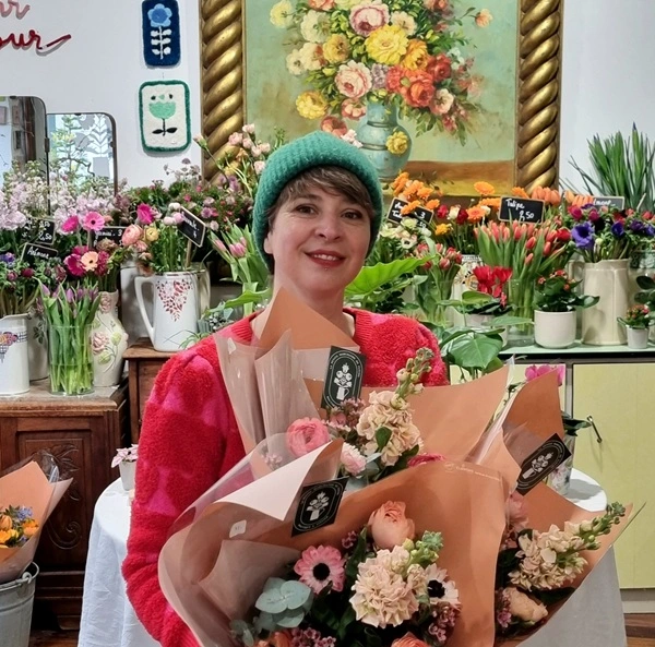 Pénélope, fleuriste à Strasbourg, dans sa boutique